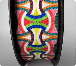 Ruban à motif graphique abstrait multicolore — rouge, vert, bleu, jaune et blanc sur bobine noire — Maison Satab