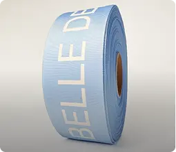 Rouleau de ruban bleu ciel imprimé d’un texte en lettres capitales blanches — Maison Satab