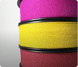 Trois bobines de rubans gros-grain empilées, fuchsia, jaune vif et bordeaux — Maison Satab