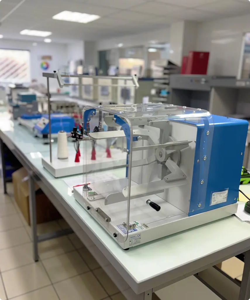 Bancs d’essai et instruments de mesure dans le laboratoire textile — Maison Satab