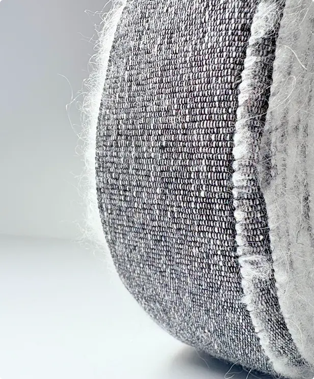 Détail macro d’un rouleau de ruban gris à la texture bouclée et duveteuse — Maison Satab
