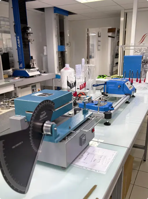 Banc d’essai textile dans le laboratoire de recherche et développement The HUB — Maison Satab