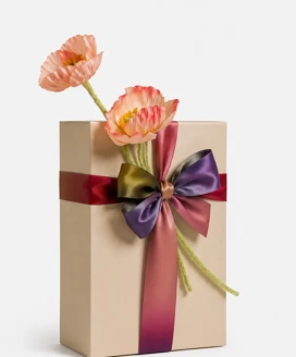 Coffret beige ceint de rubans bordeaux et prune, surmonté d’un nœud et de fleurs de pavot en papier — Maison Satab