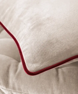 Coussin en lin écru souligné d’un passepoil en velours rouge bordeaux — Maison Satab