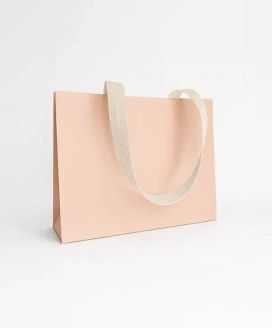 Sac boutique rose poudré équipé d’anses en ruban tissé écru légèrement irisé — Maison Satab