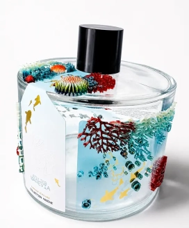 Flacon de parfum ceint d’un ruban imprimé d’un motif de récif corallien aux tons turquoise et rouge — Maison Satab